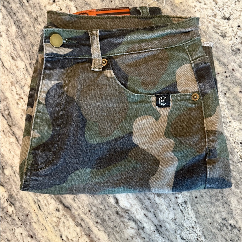 Born Primitive Camo Flexy Stretchy Jorts Shorts - size small